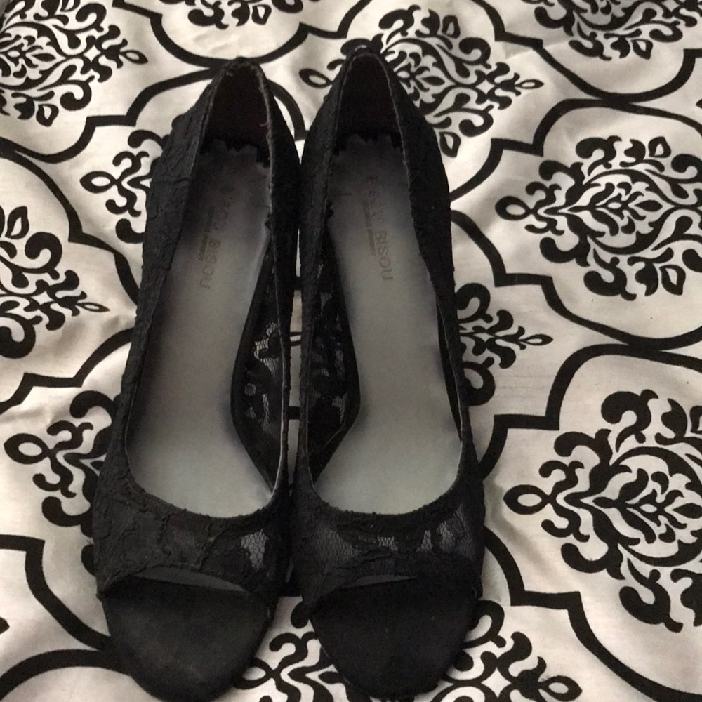 ECU black lace pumps